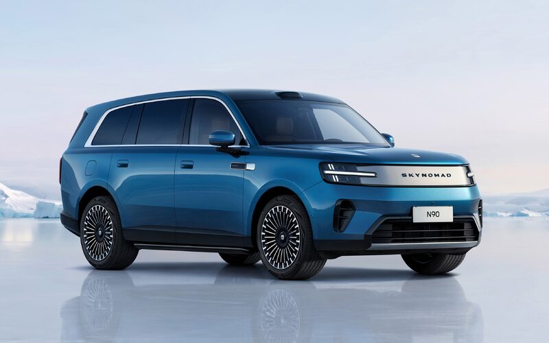 Xiaomi SUV in Deep Blue